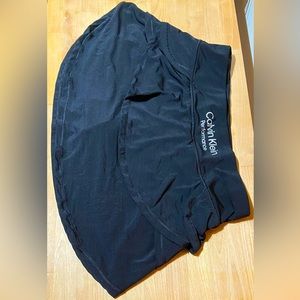 black CALVIN KLEIN tennis skirt with built in spandex shorts. size large.
